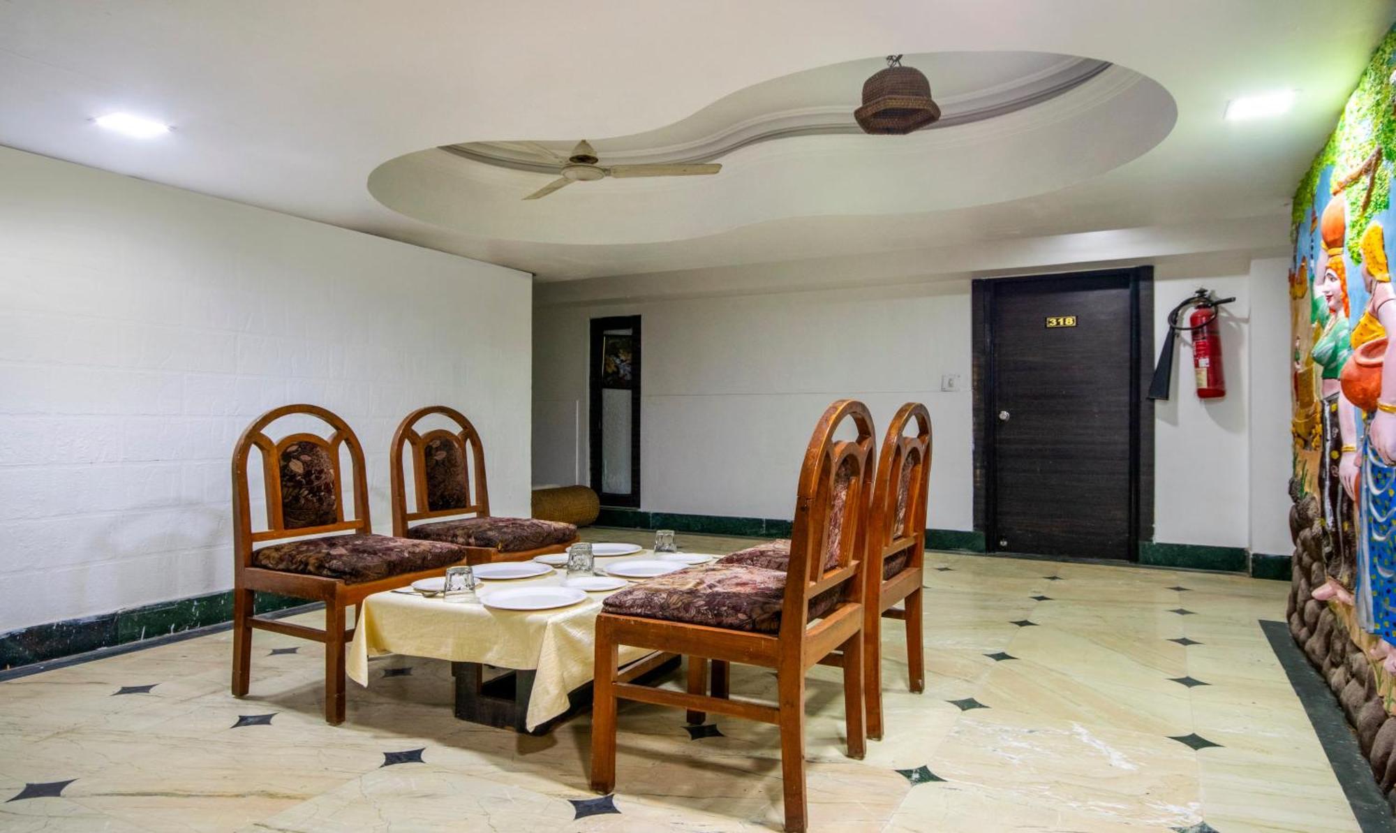 Itsy Hotels Shree Krishna Palace أحمد أباد المظهر الخارجي الصورة